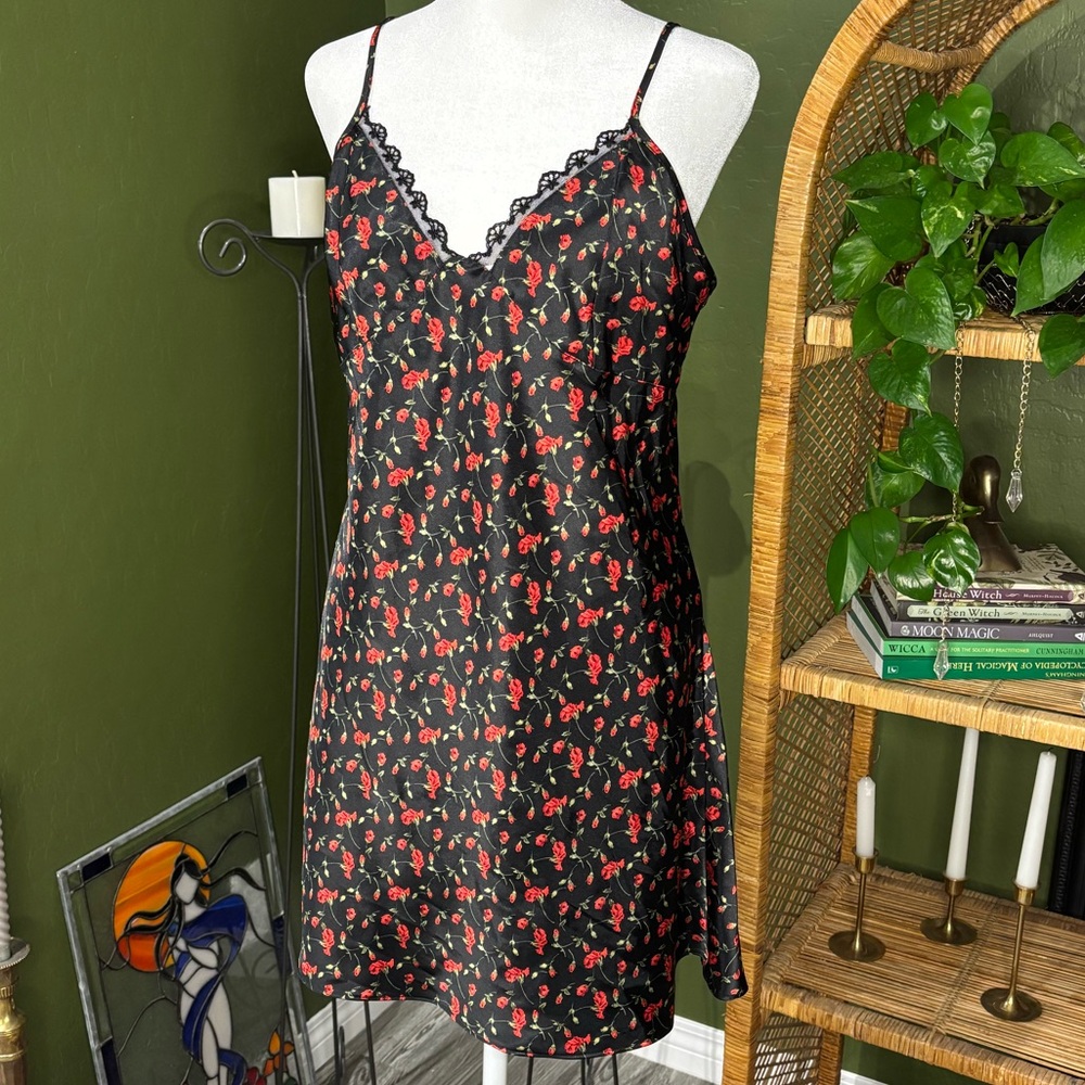 Secret Treasures Silky Black and Red Rose Pattern Lace Trim Short Nightgown